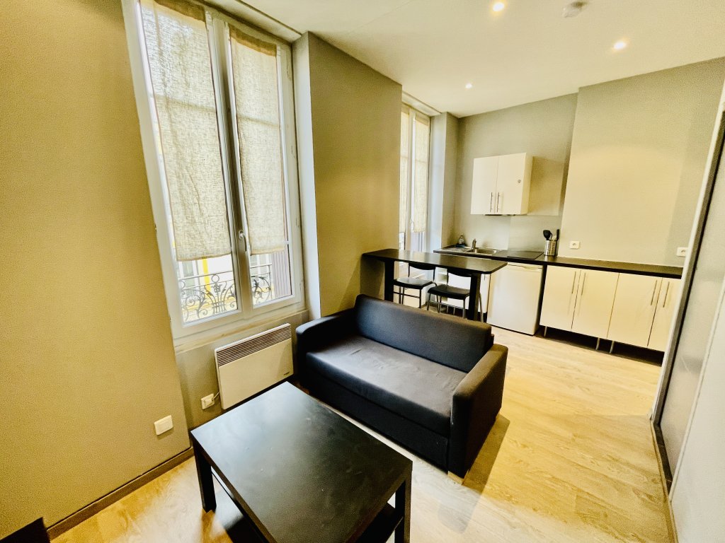 STUDIO A LOUER - ST ETIENNE TREFILERIE/CENTRE II - 23.76 m2 - 395 &euro; charges comprises par mois
