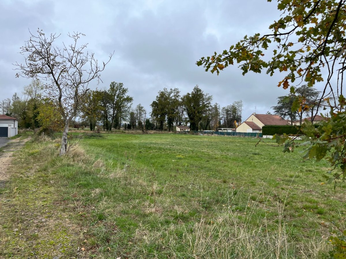 TERRAIN A VENDRE - ST CYPRIEN - 215 m2 - 79 000 &euro;