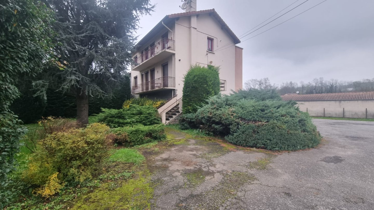 IMMEUBLE A VENDRE - LE CHAMBON FEUGEROLLES - 170 m2 - 379000€