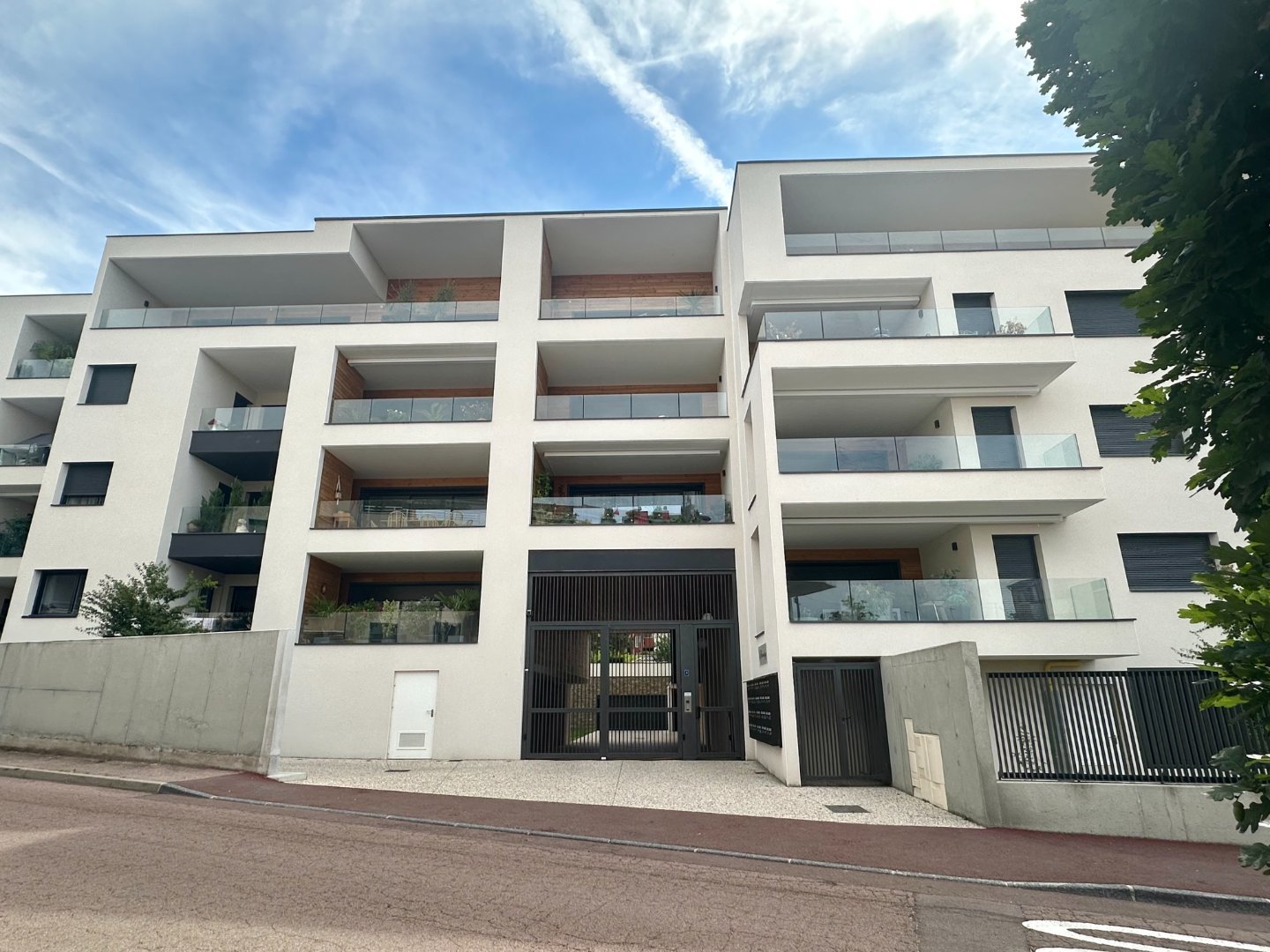 appartement A LOUER - ANDREZIEUX BOUTHEON Centre Ville - 108.77 m2 - 1160€ charges comprises par mois
