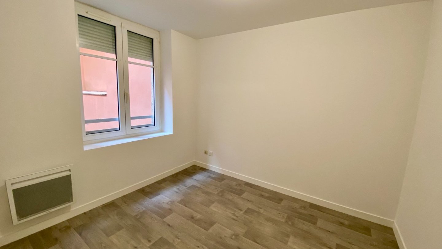 APPARTEMENT T2 A LOUER - ST ETIENNE JEAN-JAURES - 32.42 m2 - 390 € charges comprises par mois