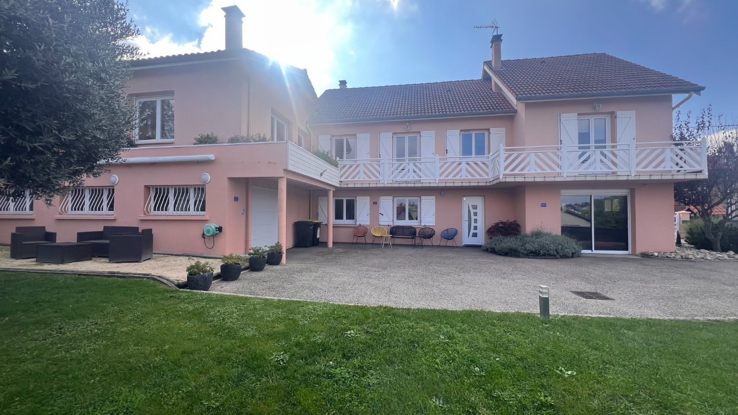 MAISON A VENDRE - ST GENEST LERPT - 263.42 m2 - 447 000 €