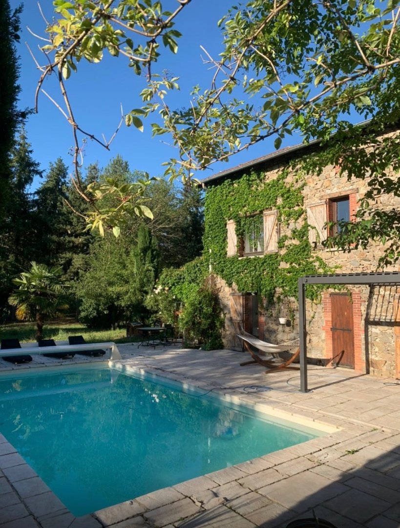 Corps de ferme entirement rnov Secteur Pris A VENDRE - ST BONNET LES OULES - 360 m2 - 820000€