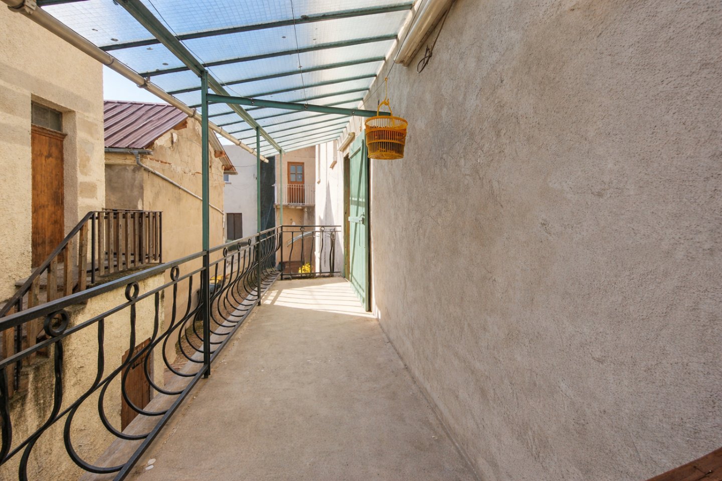 MAISON DE VILLE A VENDRE - GENILAC - 90 m2 - 146�000�&euro;