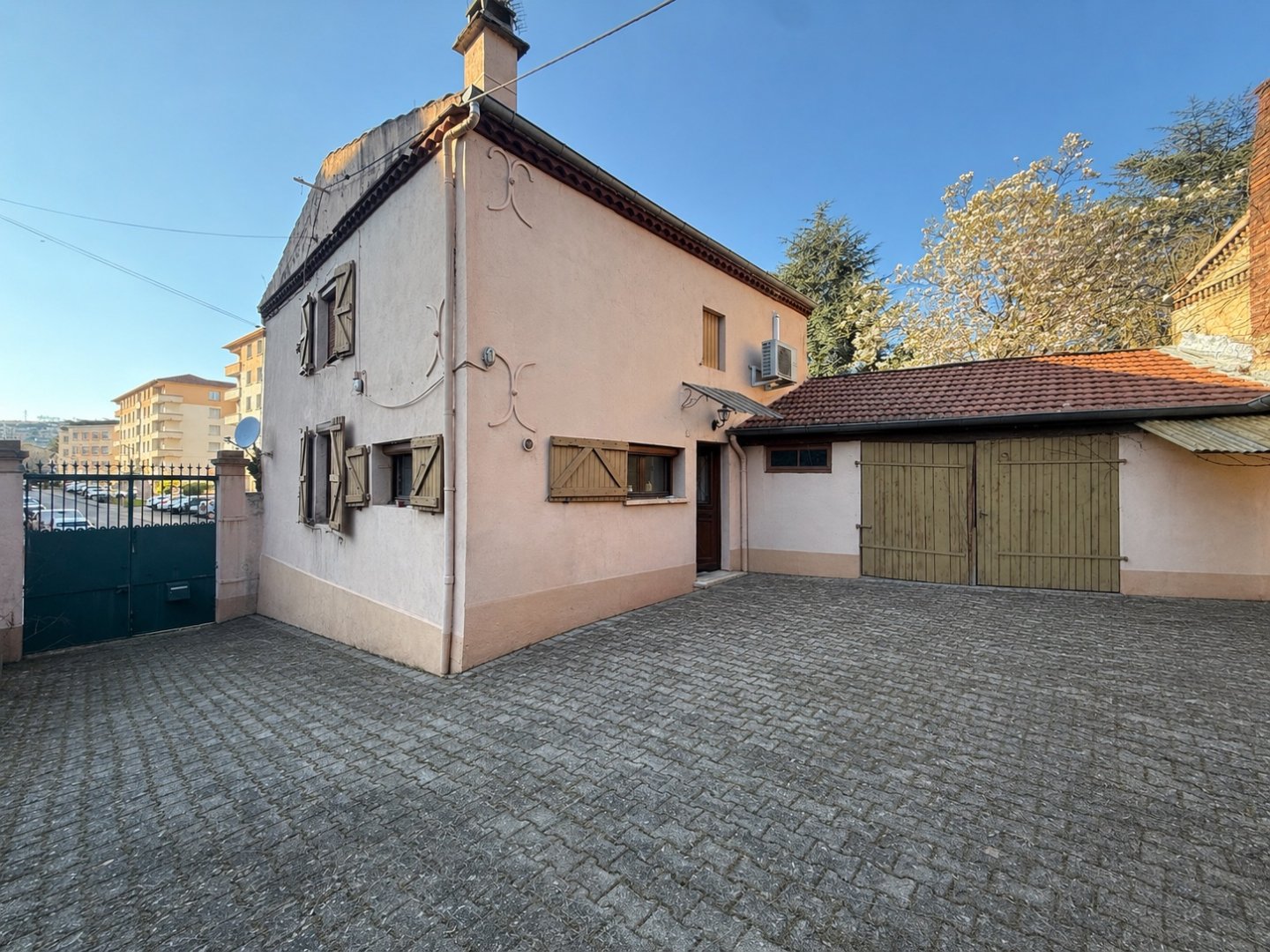 Maison de ville sur 2 niveaux avec terrain 276m² A VENDRE - ST CHAMOND - 65.34 m2 - 139 000 &euro;