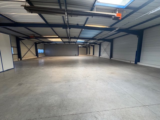 LOCAL D ACTIVITE A LOUER - VEAUCHE - 645 m2 - 3 300 &euro; HC et HT par mois