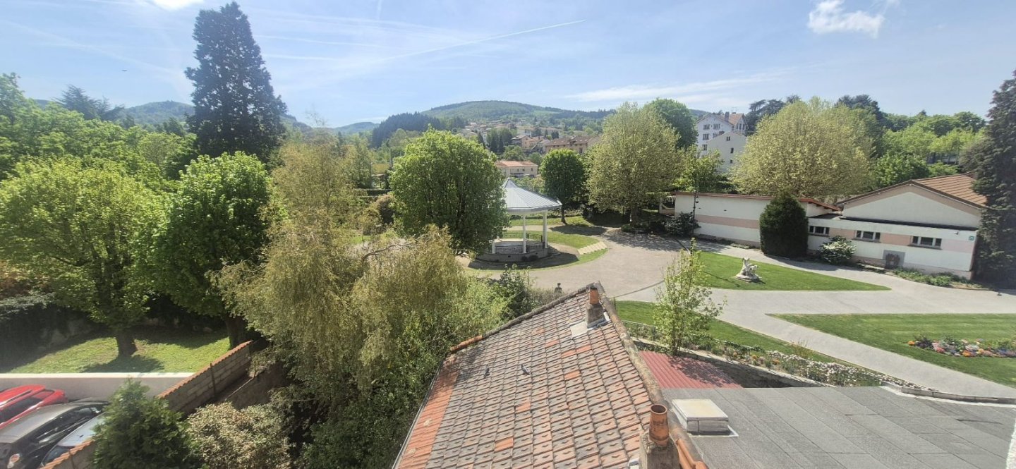 APPARTEMENT T4 A VENDRE - LE CHAMBON FEUGEROLLES - 117 m2 - 69 900 &euro;