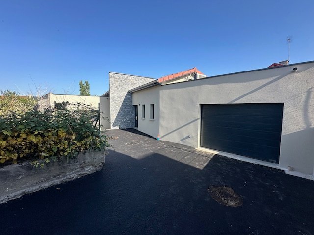MAISON A LOUER - ST ETIENNE ZENITH/MEONS/LE SOLEIL - 100.85 m2 - 1 000 &euro; charges comprises par mois