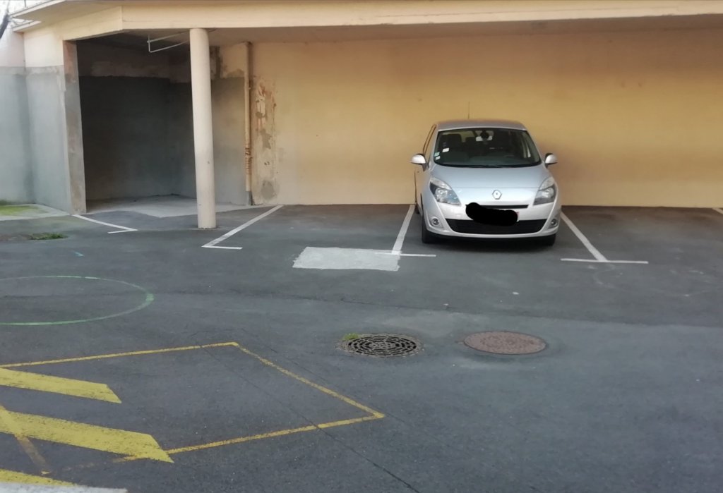 PARKING A LOUER - ST ETIENNE CENTRE VILLE - 75 &euro; charges comprises par mois