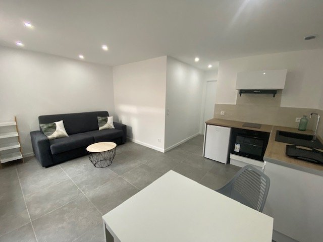 Hyper Centre T2 Meubl� avec Terrasse A LOUER - ST ETIENNE PLACE DU PEUPLE/PLACE GRENETTE - 31.05 m2 - 551�&euro; charges comprises par mois