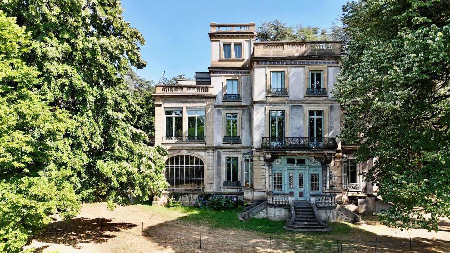 CHATEAU - LE CHAMBON FEUGEROLLES - 570 m2 - VENDU