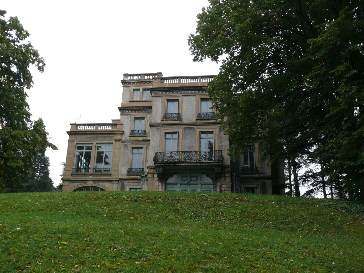 CHATEAU - LE CHAMBON FEUGEROLLES - 570 m2 - VENDU