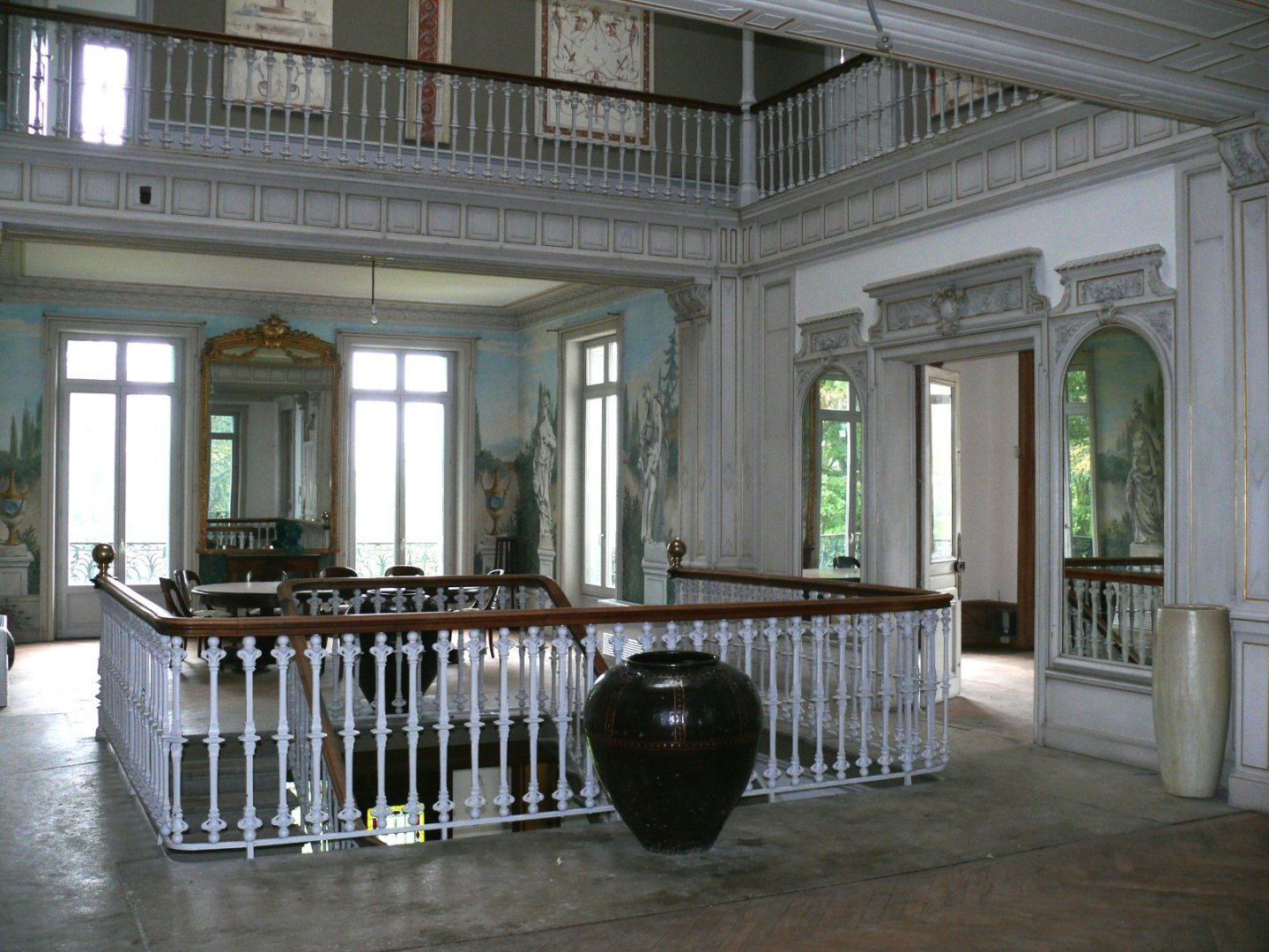 CHATEAU - LE CHAMBON FEUGEROLLES - 570 m2 - VENDU