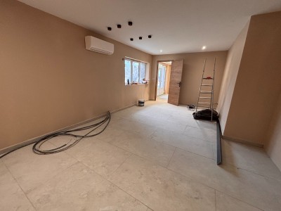 ENTREPOT A LOUER - STE SIGOLENE - 103.38 m2 - 650 € HC et HT par mois