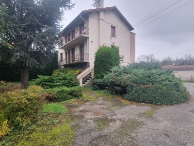 Immeuble 2 appartements F4 ,85m, 12 dpts, 10 garages lous,terrain de 2400m