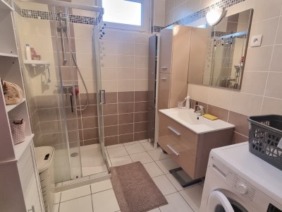 Immeuble 2 appartements F4 ,85m, 12 dpts, 10 garages lous,terrain de 2400m