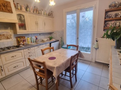 Immeuble 2 appartements F4 ,85m, 12 dpts, 10 garages lous,terrain de 2400m