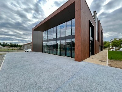 LOCAL COMMERCIAL A LOUER - ANDREZIEUX BOUTHEON - 164 m2 divisibles à partir de 50 m2 - 2 050 &euro; HC par mois