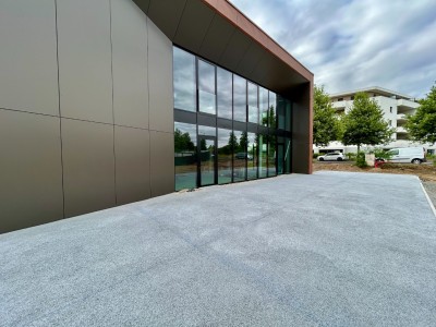 LOCAL COMMERCIAL A LOUER - ANDREZIEUX BOUTHEON - 164 m2 divisibles à partir de 50 m2 - 2 050 &euro; HC par mois