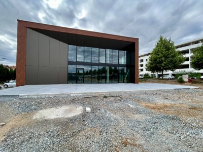 LOCAL COMMERCIAL A LOUER - ANDREZIEUX BOUTHEON - 164 m2 divisibles à partir de 50 m2 - 2 050 &euro; HC par mois