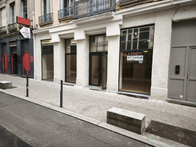 LOCAL COMMERCIAL A VENDRE - ST ETIENNE CENTRE VILLE - 220 m2 - 269 000 &euro; 