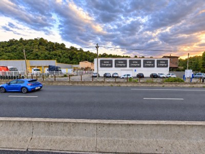 LOCAL D ACTIVITE A LOUER - LORETTE - 270 m2 - 1 670 € HC et HT par mois