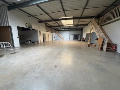 LOCAL D ACTIVITE A LOUER - VEAUCHE - 590 m2 - 4 000 € HC et HT par mois