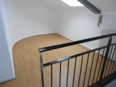 T1 sous les toits A LOUER - ST ETIENNE FOURNEYRON/REPUBLIQUE - 49.78 m2 - 489�&euro; charges comprises par mois