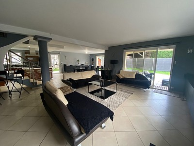 MAISON A LOUER - SORBIERS ZONE COMMERCIALE/PROCHE DE LA TALAUDIERE - 276.11 m2 - 2 075 &euro; charges comprises par mois