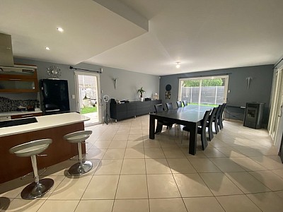 MAISON A LOUER - SORBIERS ZONE COMMERCIALE/PROCHE DE LA TALAUDIERE - 276.11 m2 - 2 075 &euro; charges comprises par mois