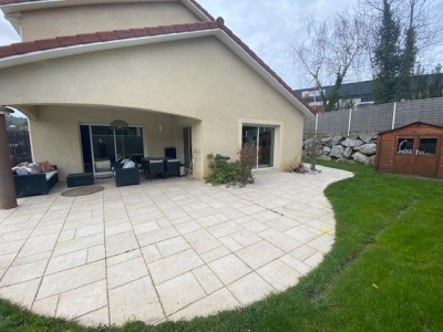 MAISON A LOUER - SORBIERS ZONE COMMERCIALE/PROCHE DE LA TALAUDIERE - 276.11 m2 - 2 075 &euro; charges comprises par mois