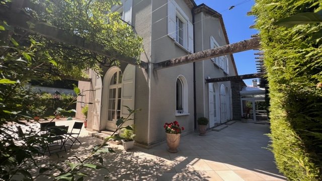 MAISON - AUREC SUR LOIRE - 253 m2 - 325�000�&euro;