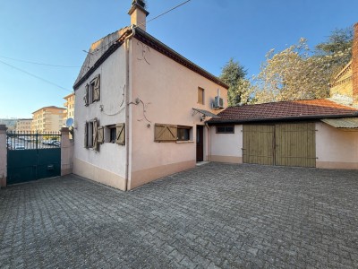 Maison de ville sur 2 niveaux avec terrain 276m² A VENDRE - ST CHAMOND - 65.34 m2 - 139 000 &euro;
