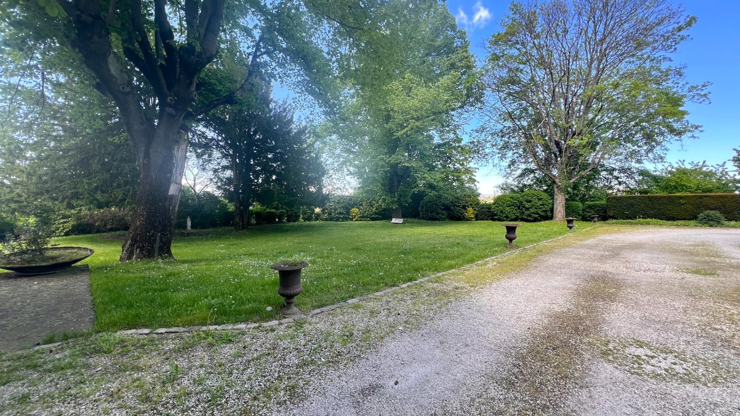 Maison de ma�tre A VENDRE - ST ETIENNE MONTHIEU - 355 m2 - 685�000�&euro;