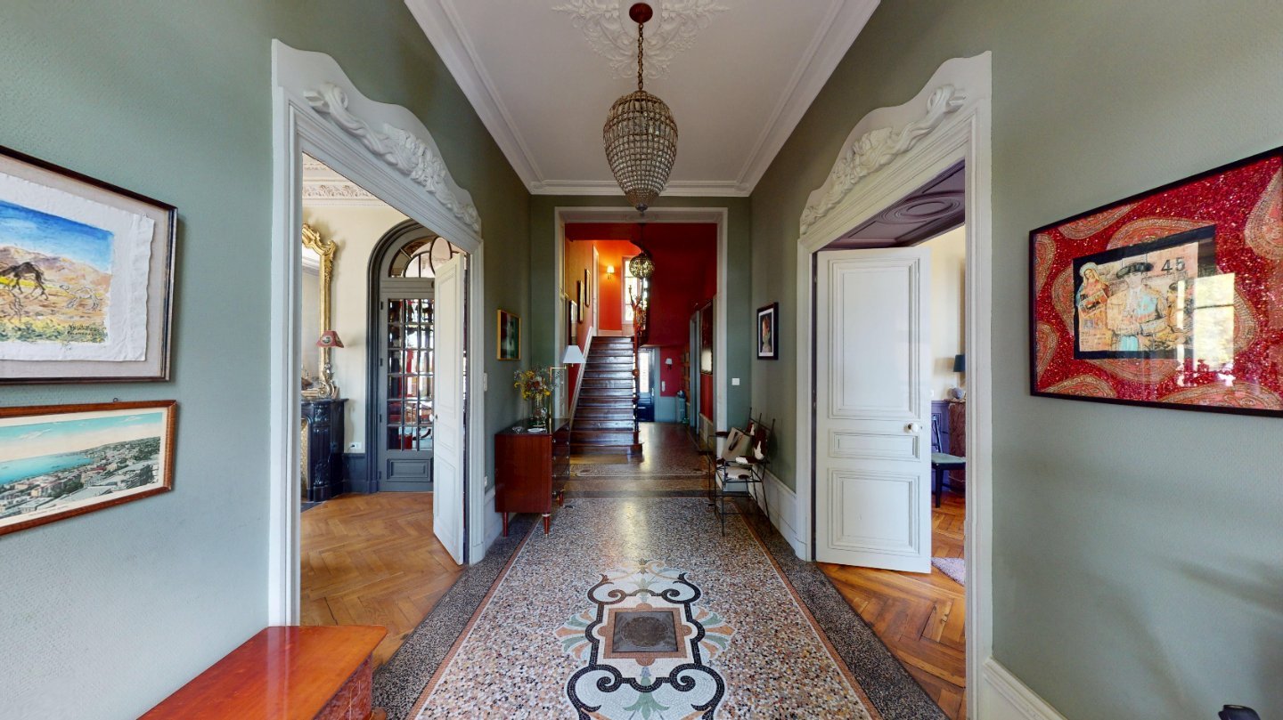 Maison de ma�tre A VENDRE - ST ETIENNE MONTHIEU - 355 m2 - 685�000�&euro;