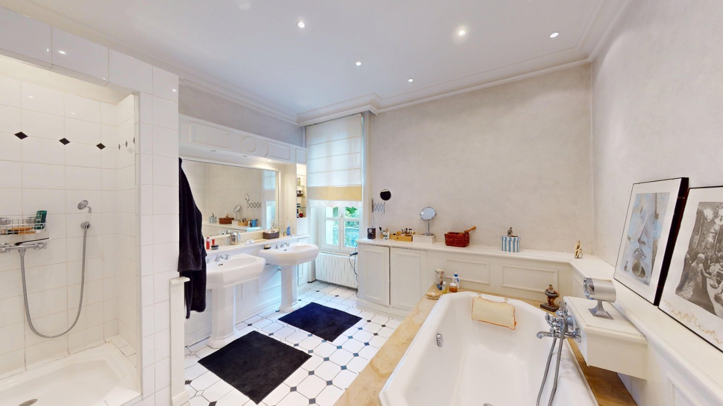 Maison de ma�tre A VENDRE - ST ETIENNE MONTHIEU - 355 m2 - 685�000�&euro;