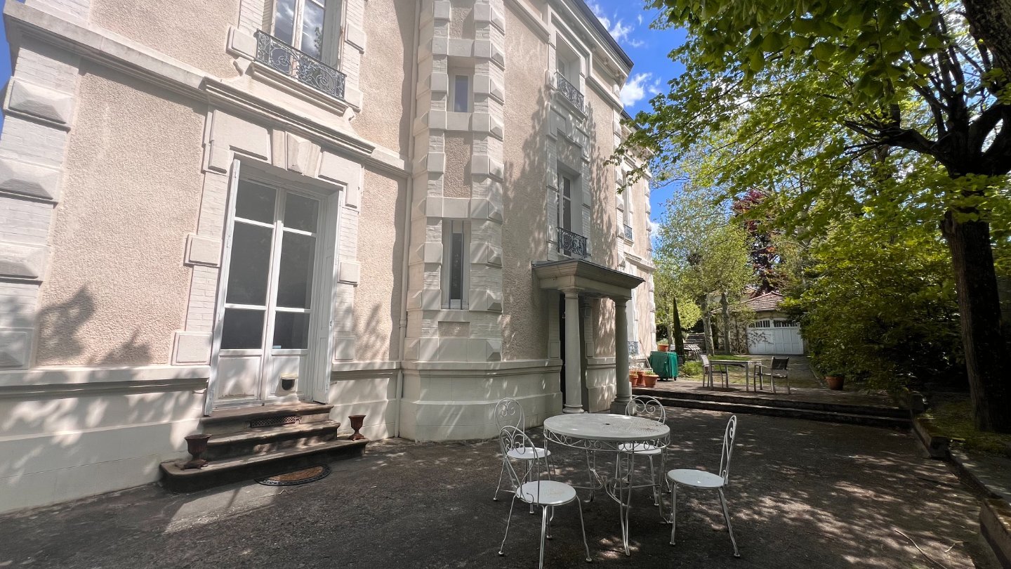 Maison de ma�tre A VENDRE - ST ETIENNE MONTHIEU - 355 m2 - 685�000�&euro;