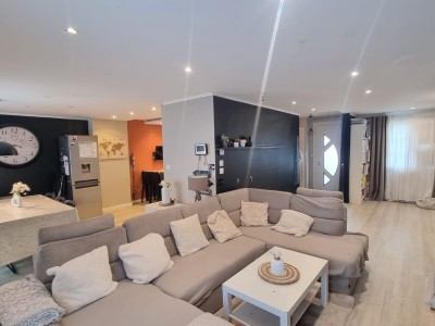 Secteur rsidentiel, Maison mitoyenne F5 de 110m2,Garage de 50m, terrain 379m