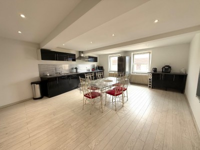 Maison de ville avec terrasse, jardinet et garage A VENDRE - ST JEAN BONNEFONDS - 111.9 m2 - 235 000 €