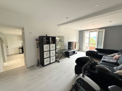 Maison de ville avec terrasse, jardinet et garage A VENDRE - ST JEAN BONNEFONDS - 111.9 m2 - 235 000 €