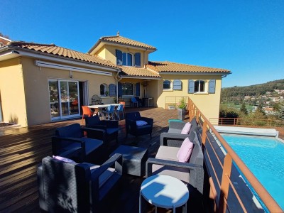 Maison de 214 m2 avec piscine creusée A VENDRE - ST PRIEST EN JAREZ - 214 m2 - 550 000 €