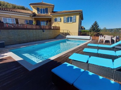 Maison de 214 m2 avec piscine creusée A VENDRE - ST PRIEST EN JAREZ - 214 m2 - 550 000 €