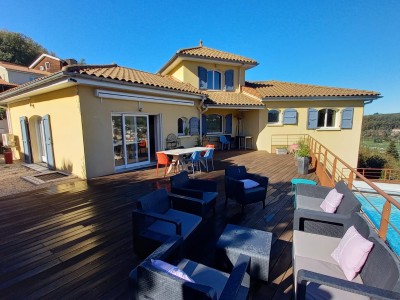 Maison de 214 m2 avec piscine creusée A VENDRE - ST PRIEST EN JAREZ - 214 m2 - 550 000 €