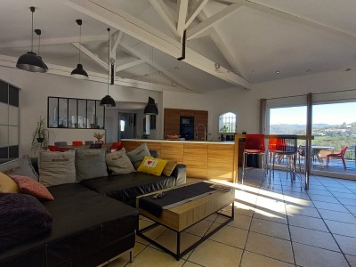 Maison de 214 m2 avec piscine creusée A VENDRE - ST PRIEST EN JAREZ - 214 m2 - 550 000 €