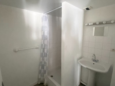 STUDIO A LOUER - ST ETIENNE JACQUARD - 31.9 m2 - 440€ charges comprises par mois