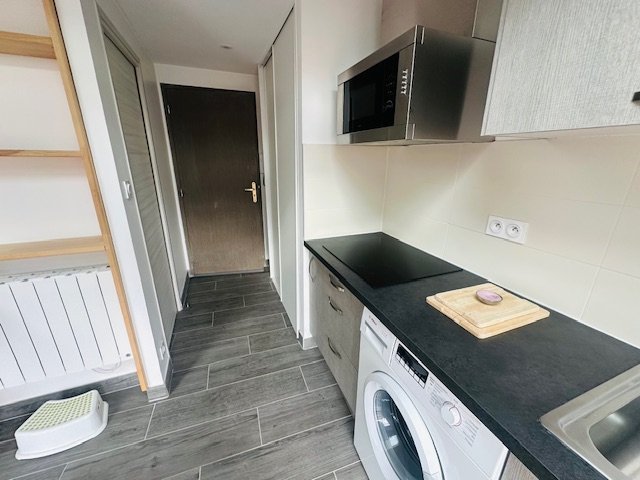 STUDIO A LOUER - ST ETIENNE Ch�teaucreux/Centre Commercial Steel - 22.78 m2 - 400�&euro; charges comprises par mois