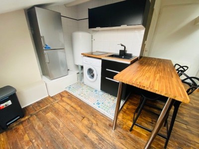 Studio sous les toits A LOUER - ST ETIENNE BELLEVUE/CENTRE II - 17 m2 - 350 € charges comprises par mois