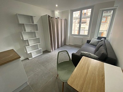 APPARTEMENT T1 A LOUER - ST ETIENNE Place Dorian/Place Grenette - 21.35 m2 - 428 € charges comprises par mois