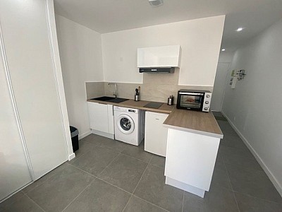 Studio Meublé A LOUER - ST ETIENNE Place Du Peuple/Place Grenette - 21.81 m2 - 426 &euro; charges comprises par mois