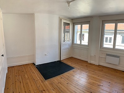 APPARTEMENT T1 - ST ETIENNE PLACE GRENETTE/PEUPLE - 33.61 m2 - LOUÉ